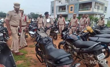 అచ్చంపేట: అచ్చంపేట శివ సాయి నగర్ లో కార్డెన్ సెర్చ్ ఆపరేషన్ బైకులు ఆటో కారు సీజ్