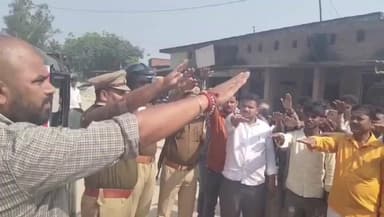 मेहनगर: मेंहनगर थानाध्यक्ष के नेतृत्व में यातायात नियमों के लिए चलाया गया विशेष जन जागरूकता अभियान, लोगों को दिलाई गई शपथ