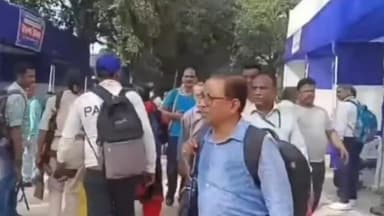 खगौल: दानापुर अनुमंडल मुख्यालय स्थित डिस्पैच सेंटर से मतदान सामग्री लेकर अपने-अपने बूथों के लिए रवाना हुईं पोलिंग पार्टियां