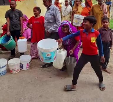 राठ: कांशीराम कॉलोनी में पेयजलापूर्ति बाधित होने से बढ़ा पेयजल संकट, लोग बोले- 10 दिनों से आपूर्ति ठप