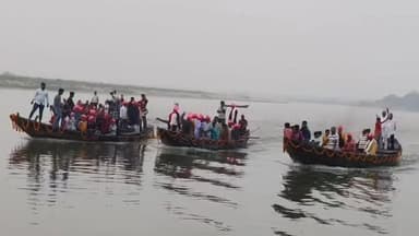 ଭୋଗରାଇ: କାର୍ତ୍ତକ ପୂର୍ଣ୍ଣିମା ଅବସରରେ ଆରୁହାବର୍ତି-୧ ରେ ଡଙ୍ଗାରେ ସାଧବ ପୁଅ ମାନେ ନୌବାଣିଜ୍ୟ କରି ଆରମ୍ଭ କଲେ ପିପିଲି ସାହା ବନ୍ଦର ଉତ୍ସବ