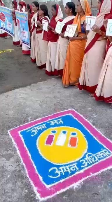 हरलाखी विधानसभा क्षेत्र के मधवापुर प्रखण्ड के भारत नेपाल सीमा क्षेत्र में मतदाता जागरूकता को लेकर आज आंगनवाड़ी दीदियों क...