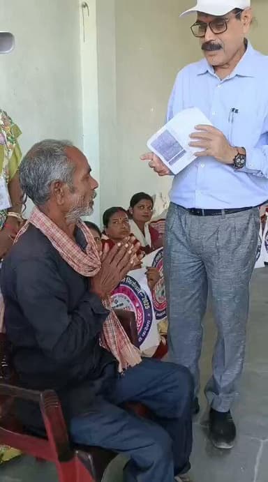 बिहार विधानसभा आम निर्वाचन 2025 की तैयारियों के क्रम में, एक दिव्यांग मतदाता को मतदाता सूचना पर्ची प्रदान की गई। यह पह...