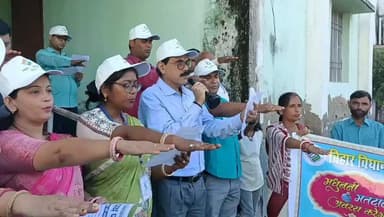 *मधुबनी- सुदूर प्रखंड मधवापुर में मतदाता जागरूकता कार्यक्रम में मतदाताओं को शपथ दिलाते जिला स्वीप नोडल।* https://t.co/1...