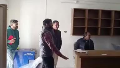 पाटी: ग्रामीण छात्रों को गांव में मिलेगी शहर जैसी अध्ययन सुविधा, डीएम ने पाटी में निर्माणाधीन लाइब्रेरी का निरीक्षण किया