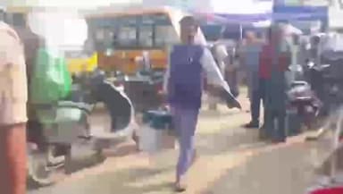 शिवाजी नगर: यू आर कॉलेज परिसर स्थित डिस्पैच सेंटर से ईवीएम लेकर मतदान केंद्र के लिए कर्मी रवाना