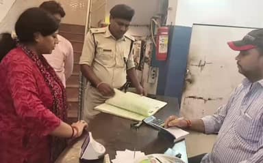 रोसड़ा: रोसड़ा बाजार में बिहार विधानसभा चुनाव को लेकर प्रशासन ने होटल में की छापेमारी