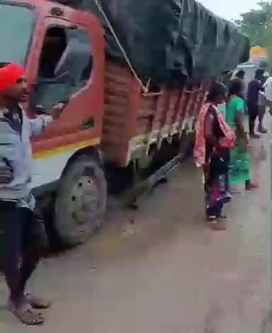 వడ్డేపల్లి: కోయిల్ దీన్నే ప్రధాన రహదారిపై అదుపుతప్పిన డిసిఎం,ఆటో...తప్పిన ప్రమాదం