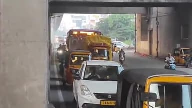 அமைந்தகரை: மெட்ரோ ரயில் நிலையம் அருகே கொழுந்து விட்டு எரிந்த சரக்கு வேன் - அதிர்ஷ்டவசமாக உயிர் தப்பிய ஓட்டுனர்