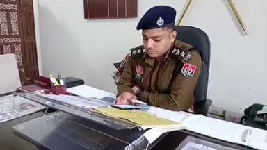 ਮਮਦੋਟ: ਵਧਵਾ ਹਸਪਤਾਲ ਨੇੜੇ ਪੁਲਿਸ ਵੱਲੋਂ ਨਾਕਾਬੰਦੀ ਦੌਰਾਨ ਇੱਕ ਨਜਾਇਜ਼ ਪਿਸਤੌਲ 32 ਬੋਰ ਪੰਜ ਜਿੰਦਾ ਰੌਂਦ ਸਮੇਤ ਆਰੋਪੀ ਕੀਤਾ ਕਾਬੂ