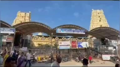 ధర్మపురి: జగిత్యాల జిల్లా ధర్మపురి క్షేత్రంలో కార్తీక పౌర్ణమి సందర్బంగా నెలకొన్న భక్తుల రద్దీ, గోదావరి నది స్నానాలు