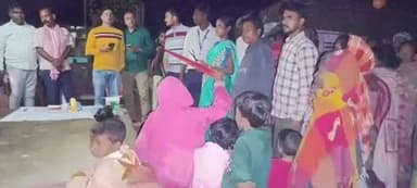 लिट्टीपाड़ा: लिट्टीपाड़ा - फुलपहाडी गांव में लगा रात्रि चौपाल, स्वास्थ्य कर्मियों ने लिए ब्लड सैंपल