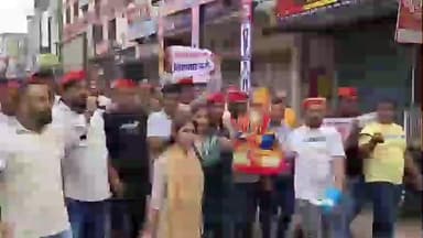 राधानगरी: गांधीनगरमध्ये सिंधी समाजाकडून अमित बघेल यांच्या प्रतिमेला जोडे मारत त्याचा प्रतिकात्मक पुतळा जाळून निषेध व्यक्त