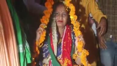 फेनहारा: देवकुलिया में राजद प्रत्याशी संध्या रानी को समर्थकों ने 74 किलो सिक्के से तौलकर किया सम्मानित, उमड़ी समर्थकों की भीड़