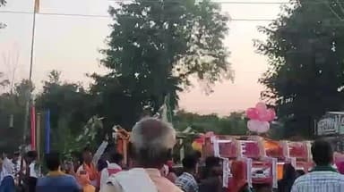 बथनाहा: बथनाहा में भव्य महावीरी झंडा का आयोजन, लोगों ने निकाली चौकी, कई लोग शामिल हुए