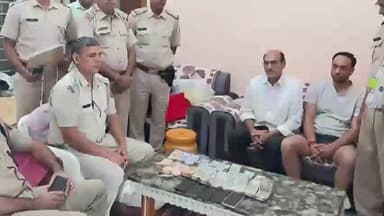 बुहाना: रोहित गोदारा-वीरेन्द्र चारण गैंग के गुर्गे की बहन के बनवास स्थित घर से 4 लाख रुपए से अधिक की नकदी और 5 मोबाइल जब्त