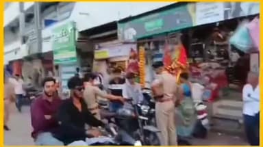 થાનગઢ: થાનગઢ ના આઝાદ ચોક ખાતે સ્થાનિક પોલીસ દ્વારા ટ્રાફિક ડ્રાઈવ યોજાઈ