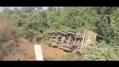 पांकी: पांकी के ताल घटाने में सीमेंट लदा ट्रक खाई में गिरा, चालक बाल-बाल बचा