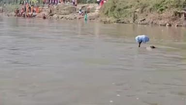 बैरगनियां: बागमती नदी में स्नान करते समय डूबने लगा युवक, एसडीआरएफ टीम ने बचाया, वीडियो वायरल