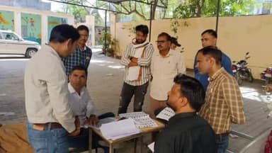 तालेड़ा: बूथ लेवल अधिकारियों ने मतदाताओं को घर-घर जाकर गणना प्रपत्र वितरित किए