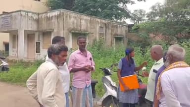 திருக்கழுக்குன்றம்: வட்டாட்சியர் அலுவலகத்தில் உள்ள இ சேவை மையத்தில் பல மணி நேரம் காத்திருக்கும் மாணவர்கள்