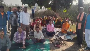 टंडवा: लकराही मोड़ पर सड़क हादसे में घायल अधेड़ के विरोध में 24 घंटे से सड़क जाम, अधिकारी नहीं पहुंचे