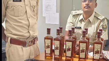 कौआकोल: चोंगबा गांव के पास से पुलिस ने बाइक सवार युवक को किया गिरफ्तार, 6.75 लीटर शराब बरामद