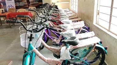 செய்யூர்: முதலியார் குப்பம் அரசு உயர் நிலைப்பள்ளி மாணவர்களுக்கு இலவச மிதிவண்டி.
வழங்கப்பட்டது