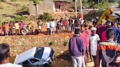 गोगुन्दा: PWD की लापरवाही: गोगुंदा में टूटी सड़क से कार 10 फीट नीचे नदी में गिरी, दो घायल, ग्रामीणों ने बचाया