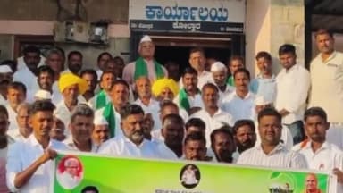 ಕೊಲ್ಹಾರ: ಕಬ್ಬಿಗೆ 3500 ದರ ನಿಗದಿಪಡಿಸುವಂತೆ ಆಗ್ರಹಿಸಿ ಪಟ್ಟಣದಲ್ಲಿ ಮಾಜಿ ಸಚಿವ ಎಸ್ ಕೆ ಬೆಳ್ಳುಬ್ಬಿ ನೇತೃತ್ವದಲ್ಲಿ ಮನವಿ