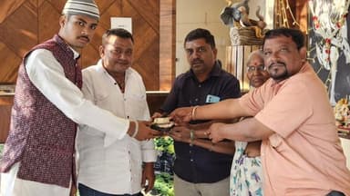 सोयगाव: फरदापुर येथे हॉटेलमध्ये सापडलेले 15000 रुपये व कामाचे कागदपत्रे प्रमाणिकपणे केले परत