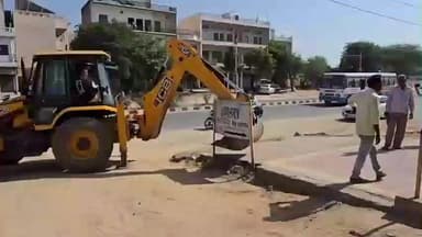 नवलगढ़: जयपुर हादसे के बाद प्रशासन सक्रिय, नवलगढ़ व झुंझुनूं रोड पर चला अतिक्रमण हटाओ अभियान