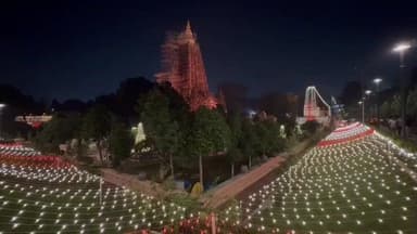 बोध गया: कार्तिक पूर्णिमा पर बोधगया के महाबोधी मंदिर में बौद्ध भिक्षुओं द्वारा विशेष पूजा, मंदिर आकर्षक लाइटों से सजा
