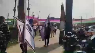 पातेपुर: पातेपुर बीआरसी भवन स्थित डिस्पैच सेंटर से चुनाव सामग्री के साथ मतदान कर्मी बूथ पर रवाना, गुरुवार को होगा मतदान