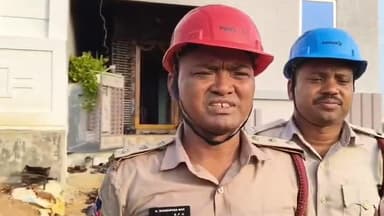 పలాస: పలాస అన్నపూర్ణ ఆశ్రమం వీధిలో గిన్ని సింహాచలం ఇంట్లో గ్యాస్ సిలిండర్ పేలి చెలరేగిన మంటలు, అదుపు చేసిన ఫైర్ సిబ్బంది