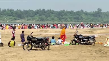 एगारकुंड: चिरकुंडा: बराकर नदी में कार्तिक पूर्णिमा पर उमड़ी भीड़, हजारों श्रद्धालुओं ने लगाई आस्था की डुबकी, पुलिस प्रशासन मुस्तैद