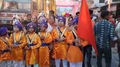 तरबगंज: नवाबगंज कस्बे में गुरु नानक देव के प्रकाश पर्व पर निकली शोभायात्रा, श्रद्धा में जुटे अनुयायी