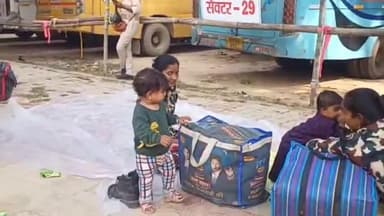 अगिआंव: चुनाव ड्यूटी पर रवाना होते समय मां ने सीने से बच्चे को लगाया गले, भावुक दृश्य वायरल, अगिआंव में लोगों की प्रतिक्रिया