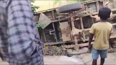 ঝালদা ১: ঝালদা বাঘমুন্ডি সড়কের উপর কর্মাডীর কাছে নিয়ন্ত্রণ হারিয়ে পাল্টি মারল পিকআপ ভ্যান