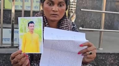 रायगढ़: गढ़वा की दो महिलाएँ भाई और बेटे के लापता होने पर न्याय की गुहार को लेकर एसपी ऑफिस के सामने बैठी धरने पर