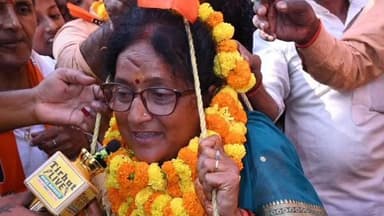 सोनबरसा: परिहार में भाजपा प्रत्याशी गायत्री देवी को बालूशाही से तौला गया, तस्वीर वायरल