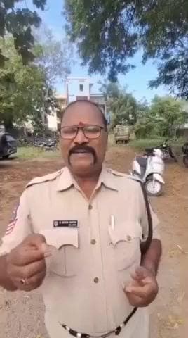 పిట్లం: పిట్లం మండల పోలీస్ సాయగౌడ్ పాటకు కృతజ్ఞతలు తెలుపుతున్న ప్రజలు