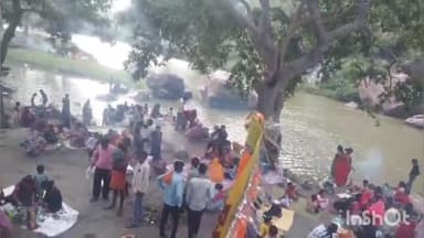 मझोली: कटाव धाम में कार्तिक पूर्णिमा पर उमड़ी श्रद्धालुओं की भारी भीड़, नदी में स्नान कर की पूजा-अर्चना