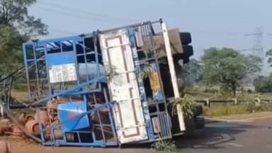 तेंदूखेड़ा: नरगुवा घाट पर गैस सिलेंडर से भरा ट्रक कार को बचाते हुए पलटा, चालक घायल
