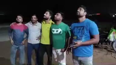 कोईलवर: कार्तिक पूर्णिमा की रात आसमान में चमका साल का सबसे बड़ा सुपरमून, कायमनगर में उत्सुकता से देखते नजर आए लोग