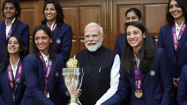 घुवारा: प्रधानमंत्री मोदी ने महिला वर्ल्ड कप विजेता टीम को किया सम्मानित, घुवारा की क्रांति गौंड भी रहीं मौजूद
