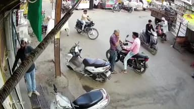 नरसिंहगढ़: नरसिंहगढ़ में सांड का आतंक, बुजुर्गों पर हमला, लोगों में दहशत, सीसीटीवी में कैद