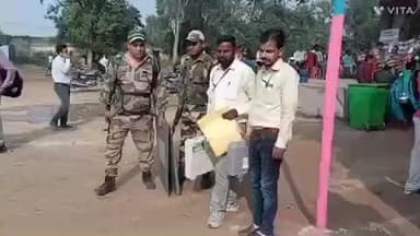 गड़हनी: डिस्पैच सेंटर गड़हनी से ईवीएम व चुनाव सामग्री लेकर बूथ के लिए रवाना हुए कर्मी