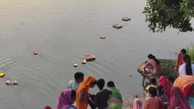 गंगधार: गंगधार स्थित छोटी कालीसिंध नदी के राजघाट पर महिलाओं ने दीपदान कर पुण्य अर्जित किया