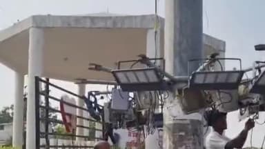 सरायकेला: सरायकेला नगर पंचायत के पूर्व उपाध्यक्ष के प्रयास से बिरसा चौक पर हाईमास्ट और स्ट्रीट लाइटों की मरम्मत शुरू